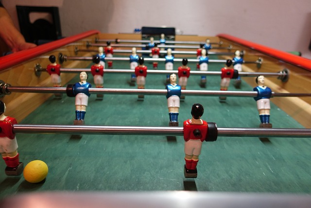 53岁齐达内上海街头踢毽子，与大妈迅速融入展现高球商风采